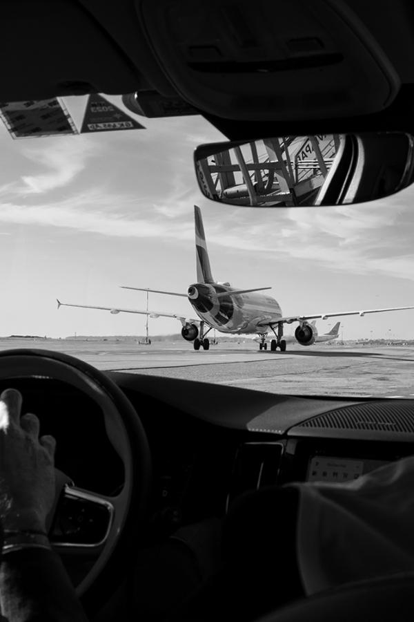 Vue d'un décollage à travers une voiture