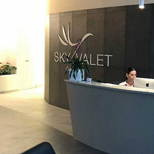 Un bureau d'accueil dans un Terminal Sky Valet IBIZA